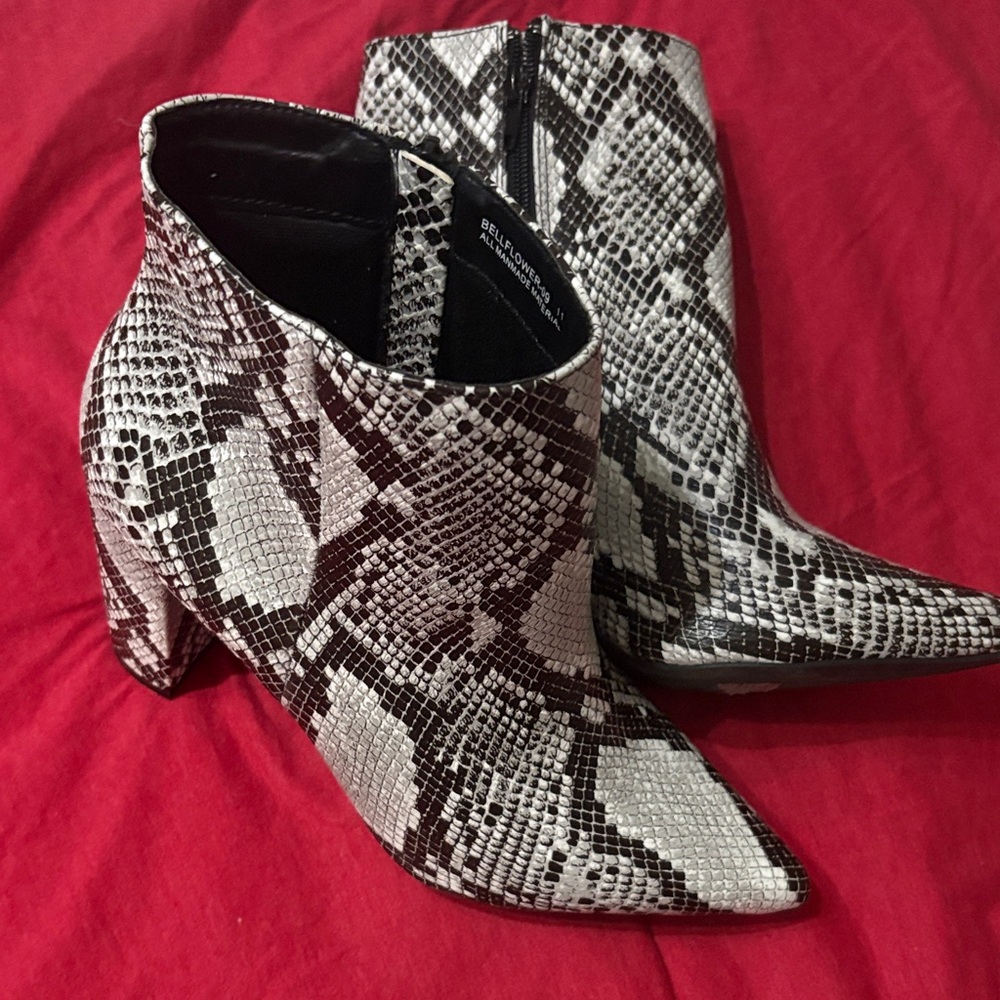 Bamboo beautiful Snakeskin Ankle Boots size 11